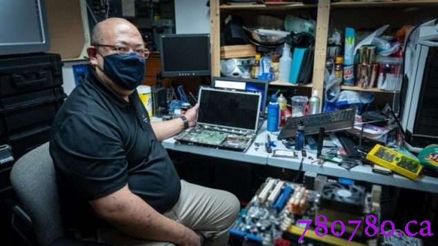 渥太华男士因疫情失业在家，翻修25部旧电脑免费送给需要者