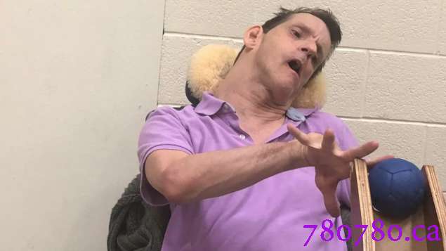 他与父母的官司改变了加拿大人对残疾人的看法，贾斯汀.克拉克去世